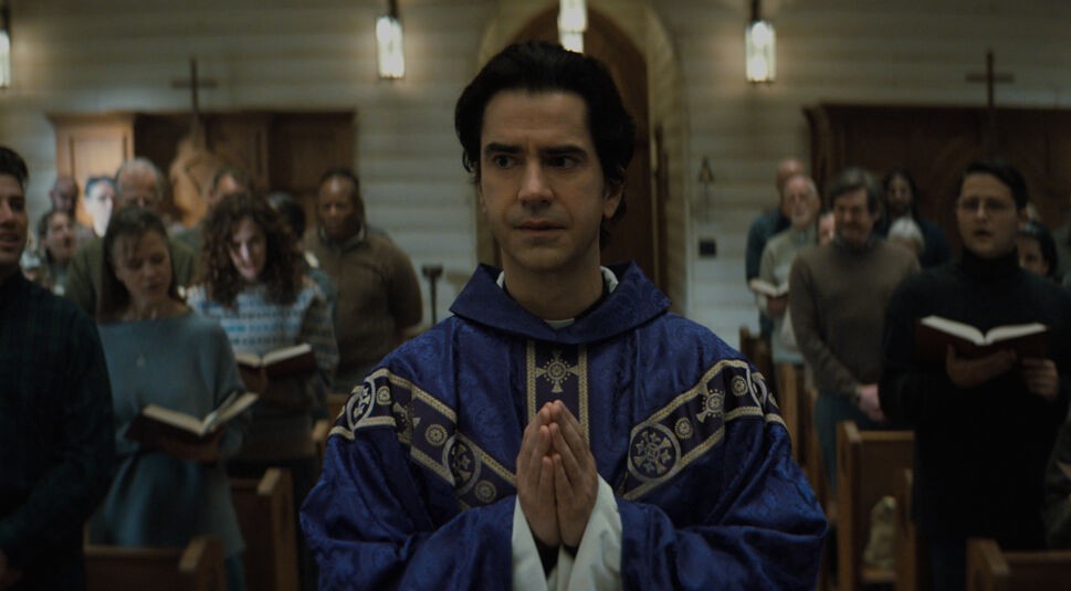Hamish Linklater als Priester Paul in Midnight Mass