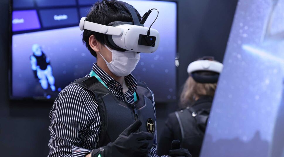 Ein Mann probiert eine VR-Brille auf der CES 2022 aus