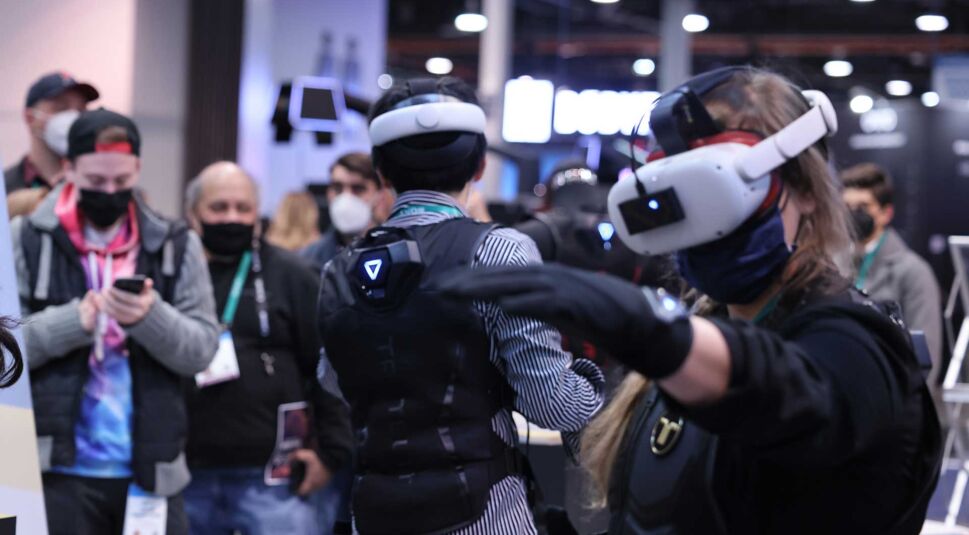 Personen probieren VR-Brillen auf der CES 2022 aus