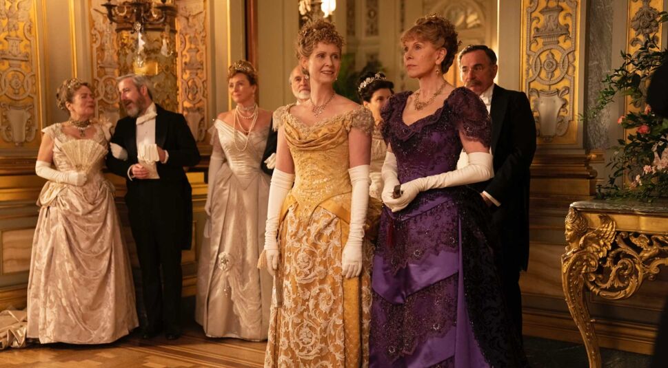 Agnes van Rhijn (Christine Baranski) und Ada Brook (Cynthia Nixon) stehen in einem festlich Geschmückten Ballsaal in der Serie The Gilded Age
