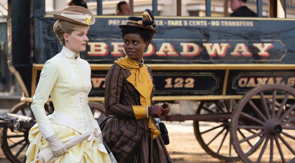 Louisa Jacobson, Denée Benton laufen eine Straße entlang in der Serie The Gilded Age