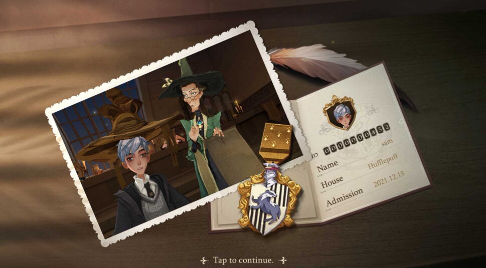 Ein Schüler trägt den Sprechenden Hut im Spiel Harry Potter: Magic Awakened