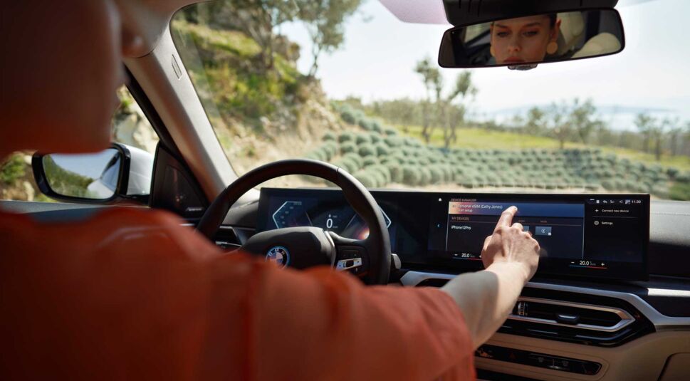 Eine Frau bedient ihren BMW mit OneNumnber Car