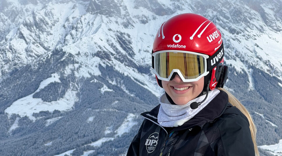 Paula Brenzel vor Berg