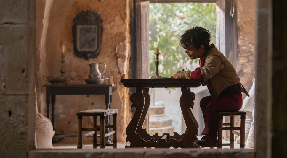 Cyrano (Peter Dinklage) beim Schreiben