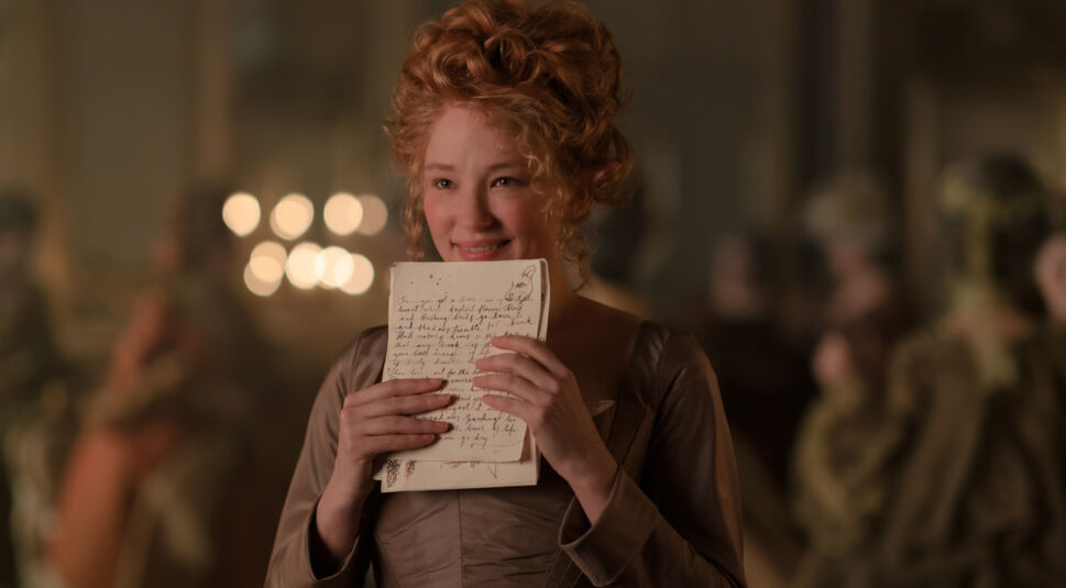 Roxanne hält freudestrahlend die Briefe in der Hand