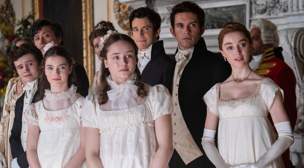 Birdgerton-Töchter in hellen Kostümen / Fakten zu Bridgerton