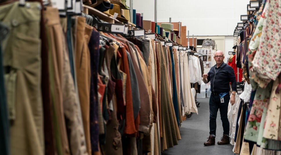 Ein Blick in die Kostümabteilung von Bridgerton Fakten zu Bridgerton