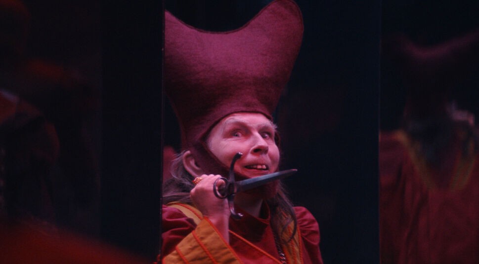 ennifer Saunders als Maester von Dubrovnik.