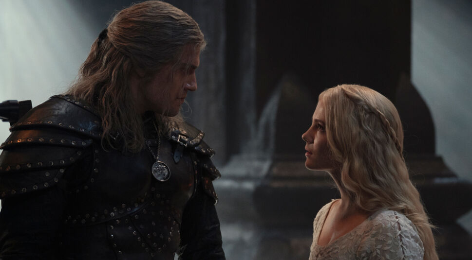 Der Hexer Geralt und seine Ziehtochter Ciri stehen sich gegenüber in The Witcher