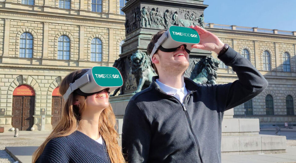 Zwei Personen bei der VR-Erlebnis-Tour TimeRide Go!