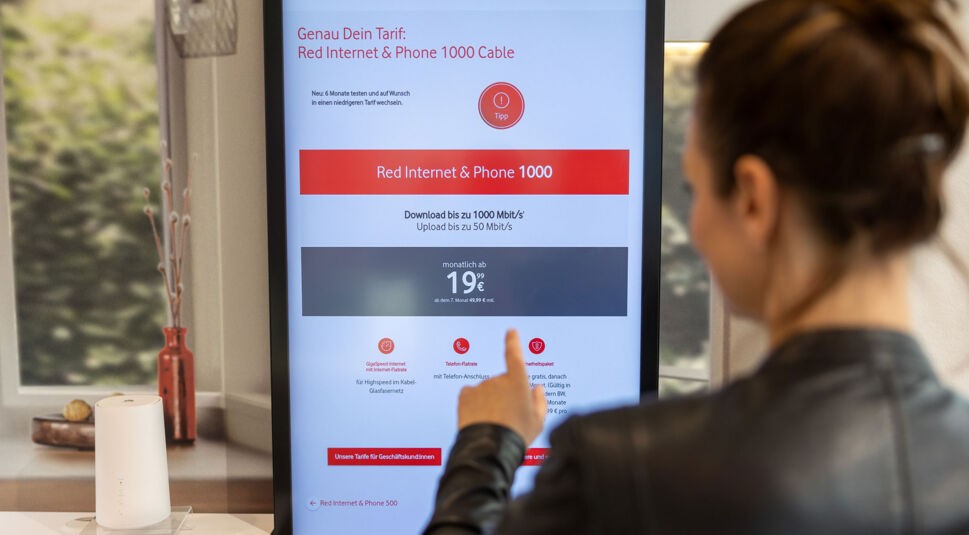 Ein Touchpad in einem klimaneutralen Shop von Vodafone