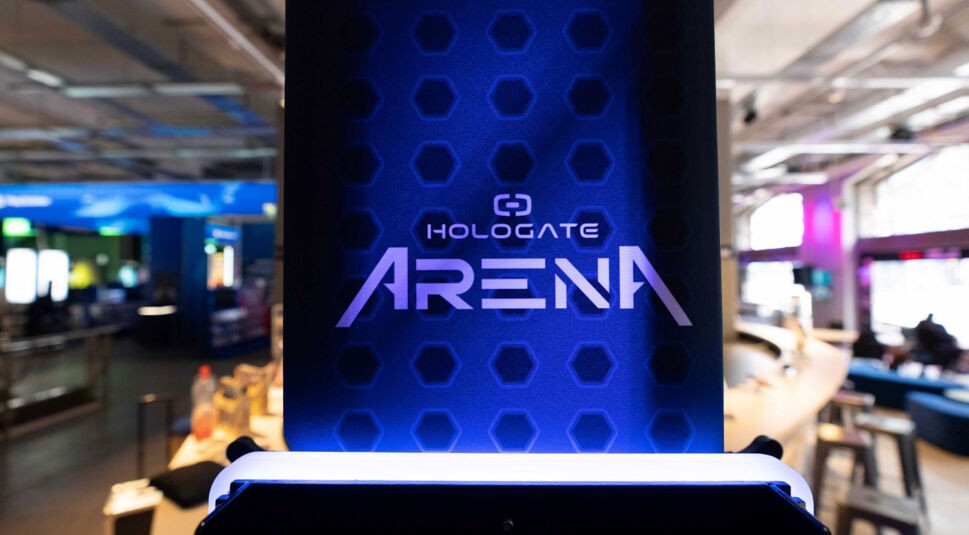 Das Schild am Eingang der Hologate Arena