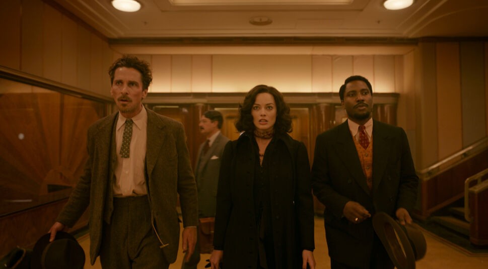 Die Hauptdarsteller:innen aus dem Film Amasterdam schauen in Kamera