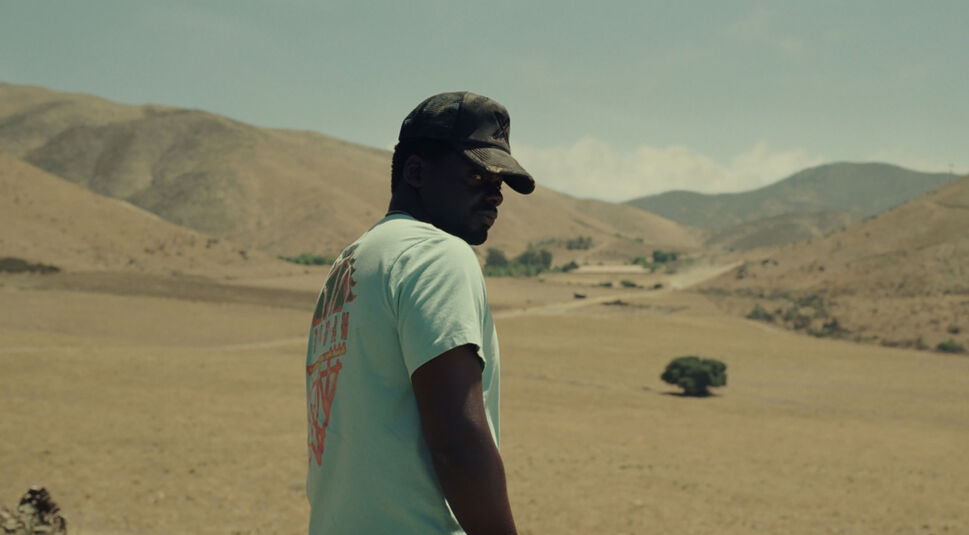 OJ (Daniel Kaluuya) steht vor einer Wüstenlandschaft und schaut zurück im Film Nope
