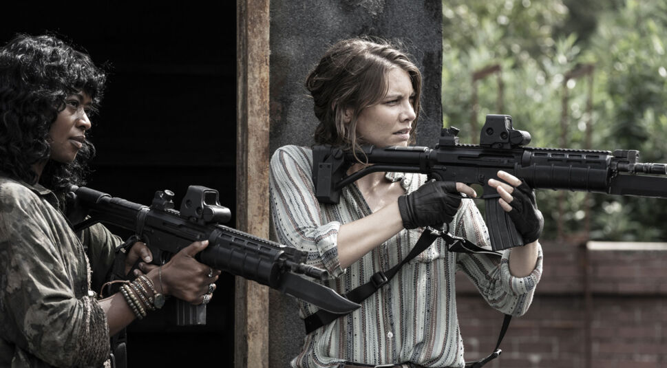 Annie (Medina Senghore, l.); Maggie Rhee (Lauren Cohan, r.) zielen mit ihren Waffen auf etwas.