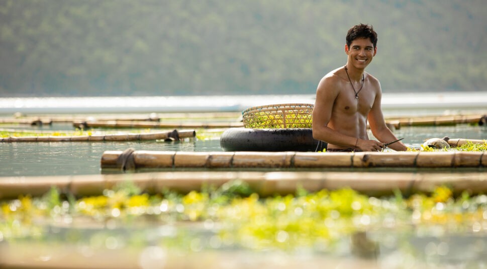 Gede beim Algenschneiden im Film Ticket ins Paradies