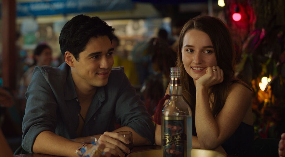 Gede und Lily sitzen zusammen in einer Bar im Film Ticket ins Paradies