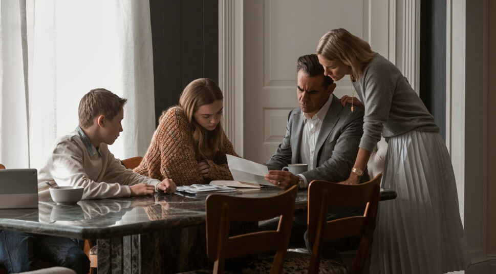 Die Familie Brannock sitzt am Tisch und liest ein Brief.