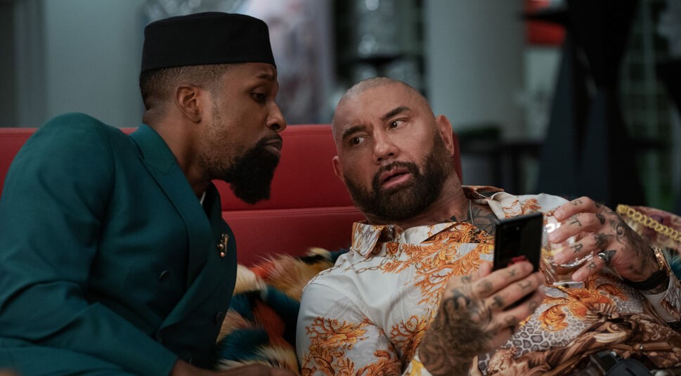 Leslie Odom Jr. als Lionel, and Dave Bautista als Duke