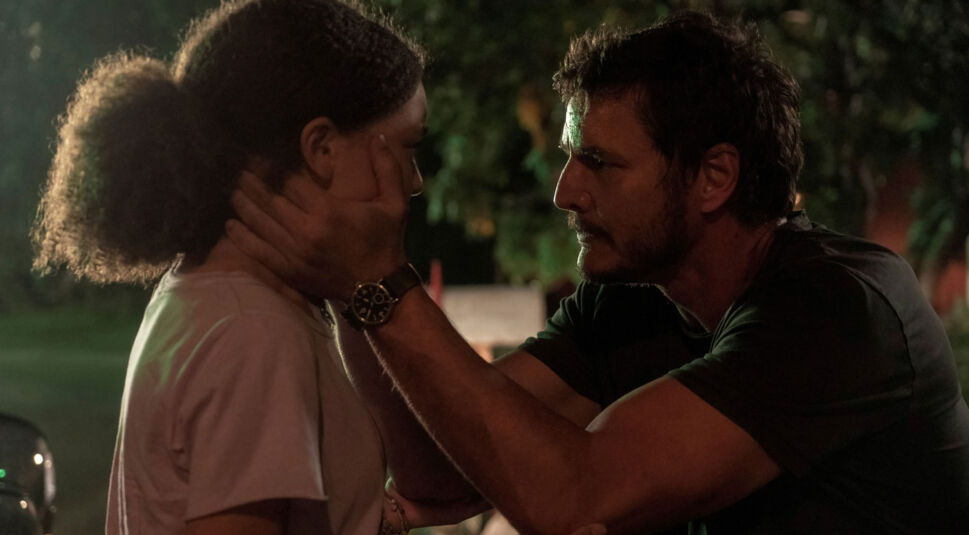 Joel nimmt Sarahs Gesicht in die Hände