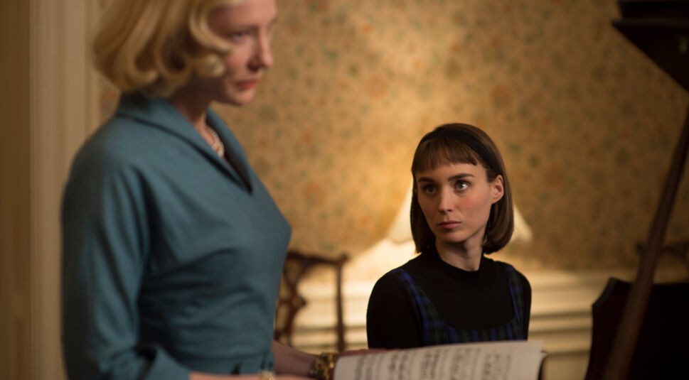 Rooney Mara schaut Cate Blanchett seitlich an