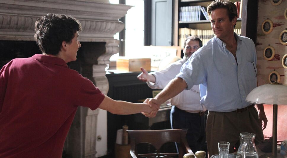 Zwei Männer geben sich die Hand