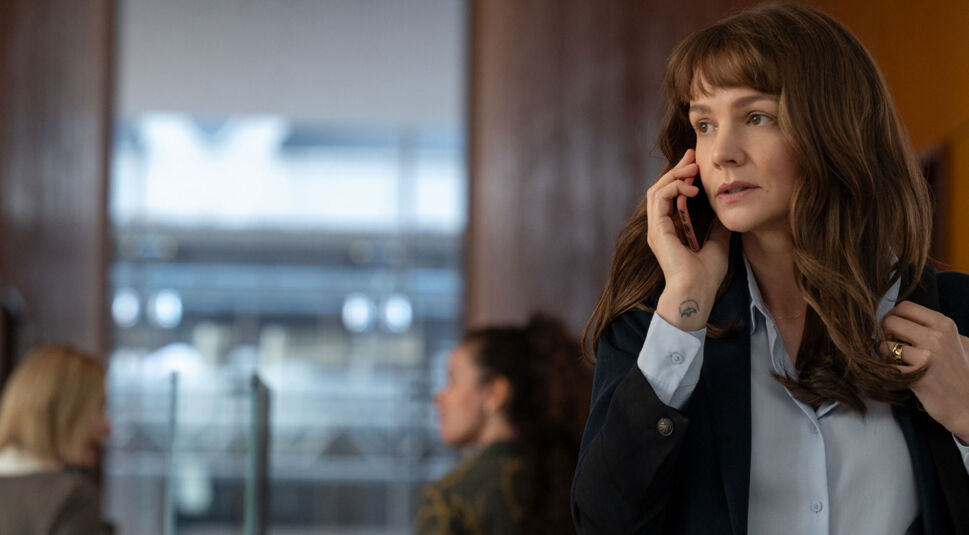 Frau mit Telefon am Ohr