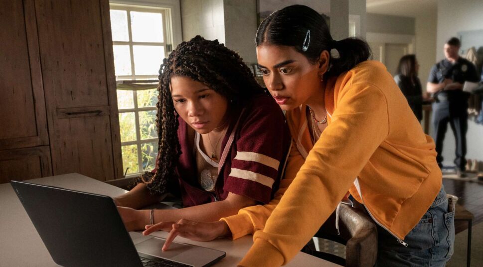 June und Heater aus Missing vor dem Laptop