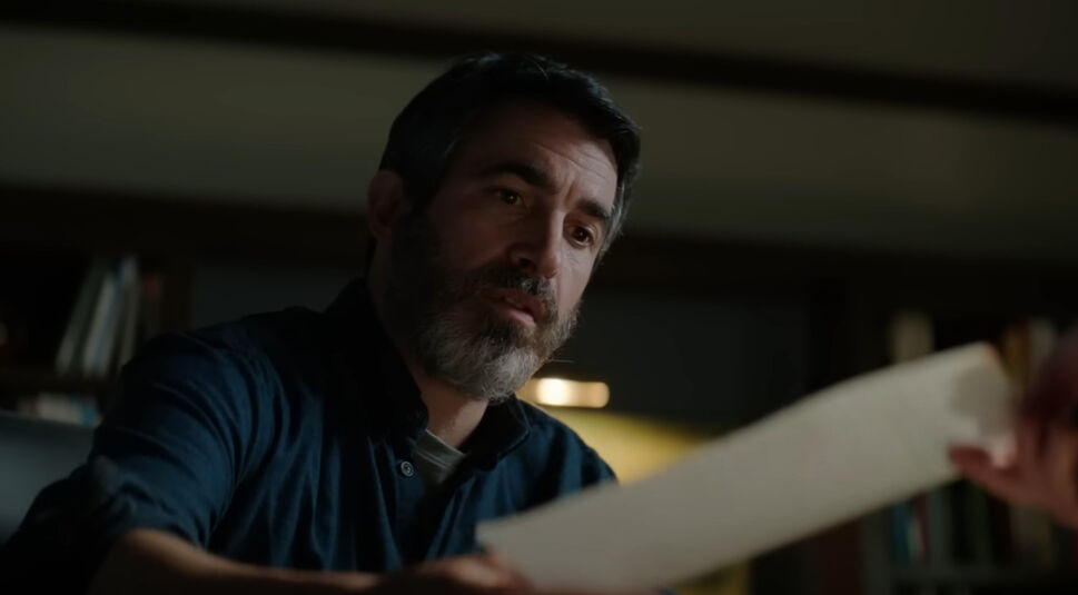 Ein Mann liest ein Brief