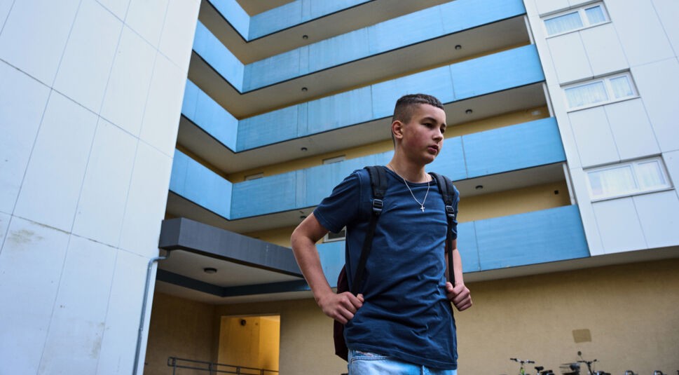 Lukas (Levy Rico Arcos) verlässt seine Wohnung im Plattenbau im Film Sonne und Beton