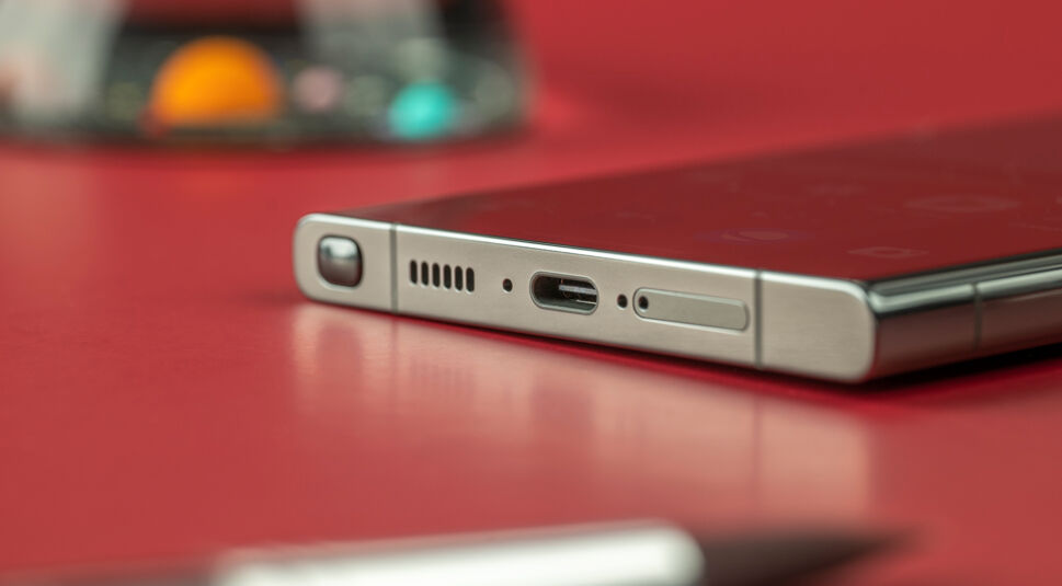 Unterseite des Smartphones Galaxy S23 Ultra liegend auf rotem Untergrund