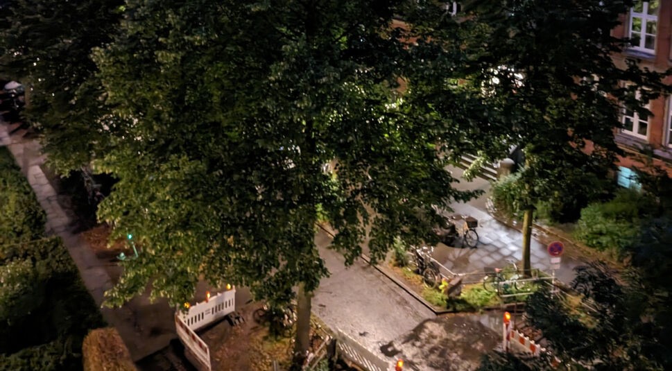 Straße bei Nacht von oben fotografiert