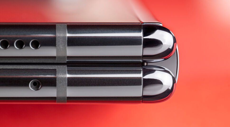 Das geschlossene Scharnier des Falt-Smartphones Pixel Fold in Großaufnahme