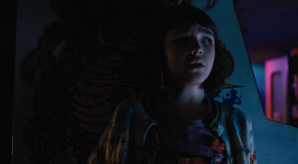 Mikes jüngere Schwester Abby versteckt sich hinter einer Wand