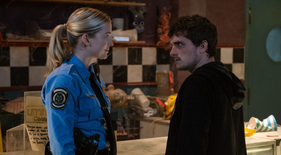 Mike Schmidt (Josh Hutcherson) steht der Polizistin Vanessa Monroe (Elizabeth Lail) gegenüber.