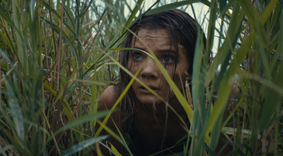 Freya Allan spielt im neuen Planet der Affen-Film einen der wenigen Menschen