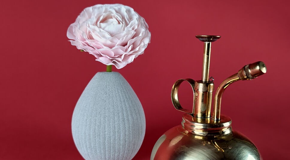 Blumenvase in zweifacher Vergrößerung vor rotem Hintergrund