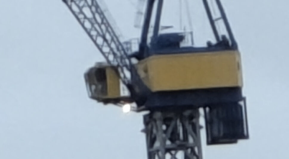 Hafenkran im Morgengrauen, herangezoomt, leicht unscharf