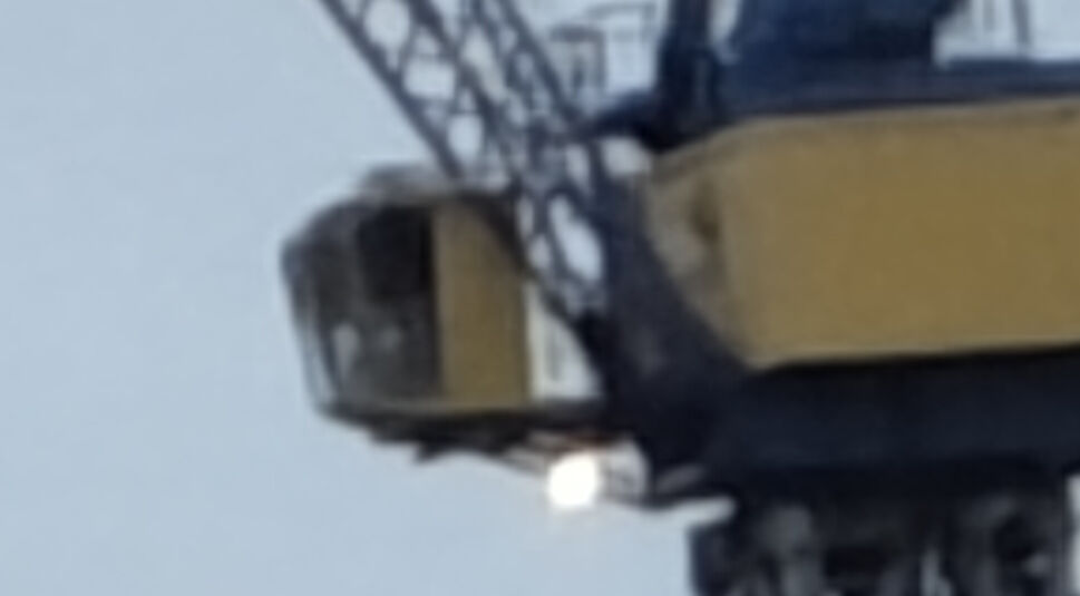 Hafenkran im Morgengrauen, stark herangezoomt, sehr unscharf