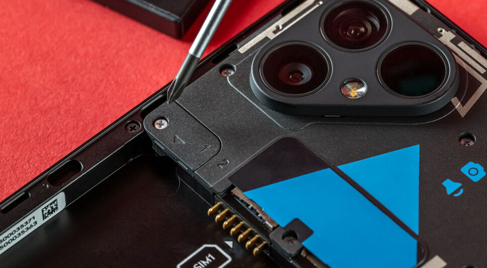 Fairphone 5 mit abgetrennter Rückseite und Schraubenzieher