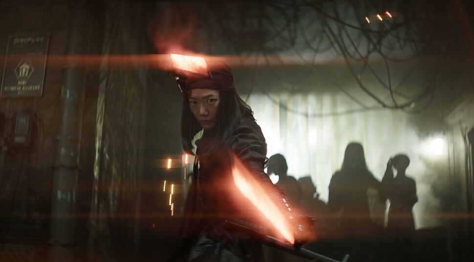 Doona Bae als Schwertkämpferin Nemesis bei einem Schwertkampf