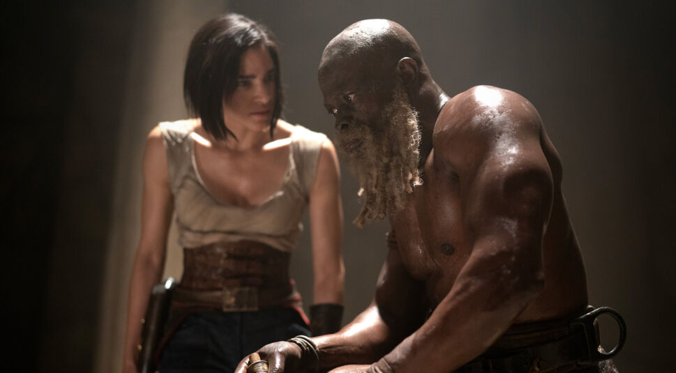 Sofia Boutella als Kora und Djimon Hounsou als Titus in Rebel Moon – Teil 1: Kind des Feuers