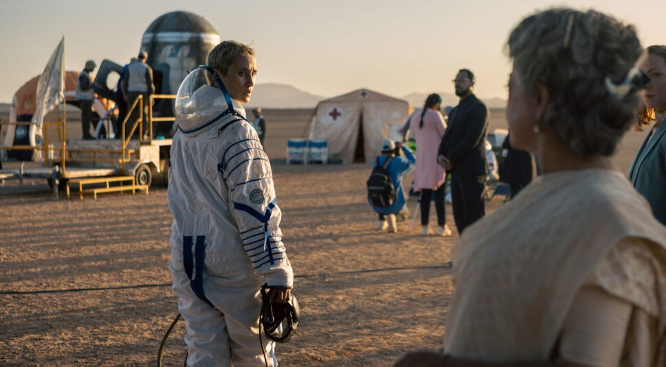 Paula (Peri Baumeister) im Weltraumanzug