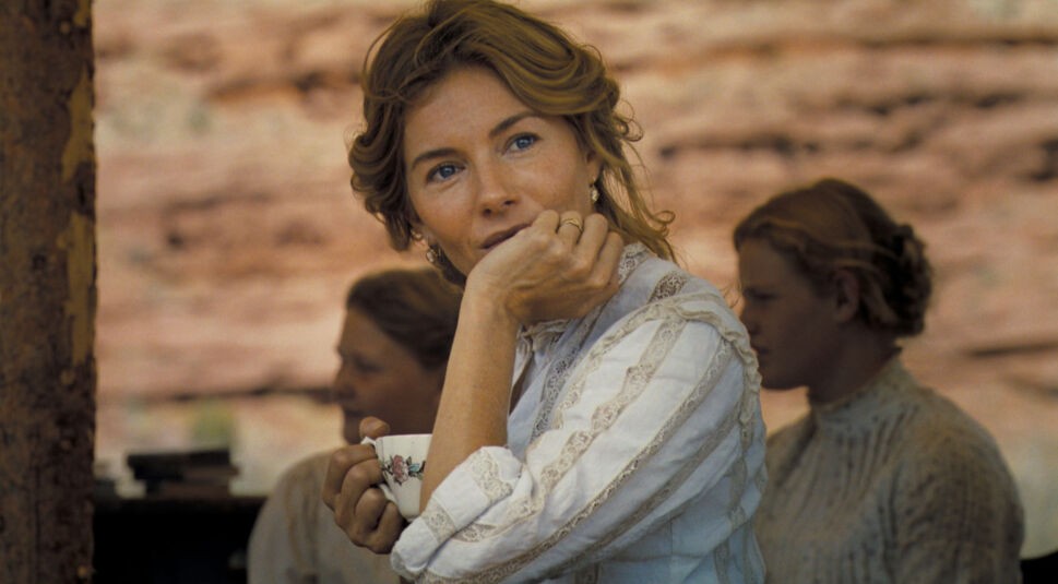 Sienna Miller (Frances) stützt ihr Kinn auf ihre Hand ab.