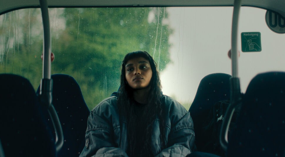 Pauline sitzt alleine in einem Schulbus.