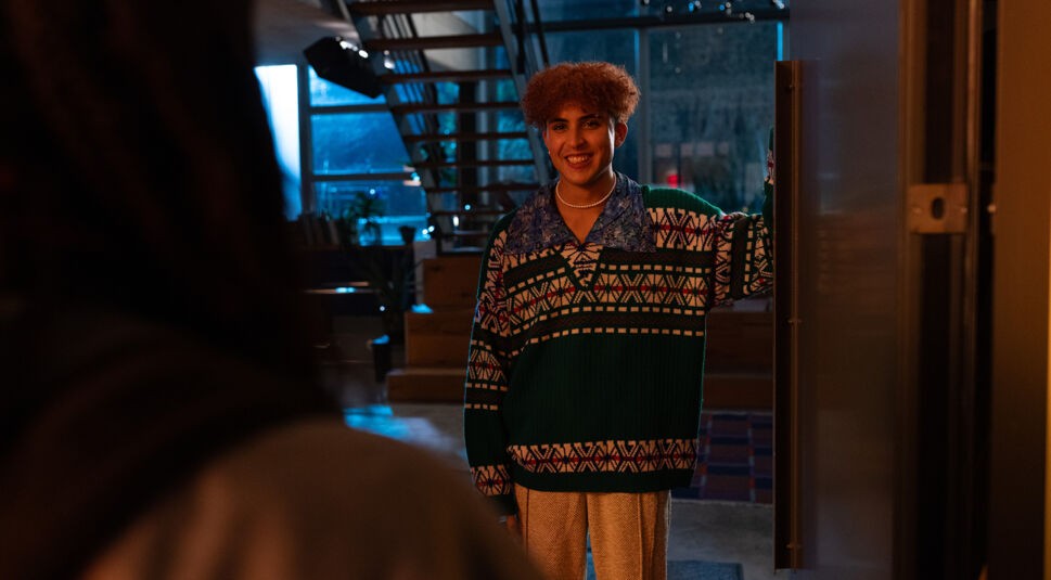 Tony, Paulines besser Freund mit einem Lächeln im Gesicht.