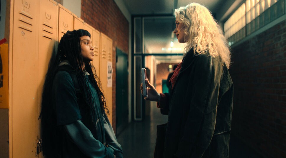 Paulines Mitschülerin Britta nimmt Pauline mit ihrem Handy auf.