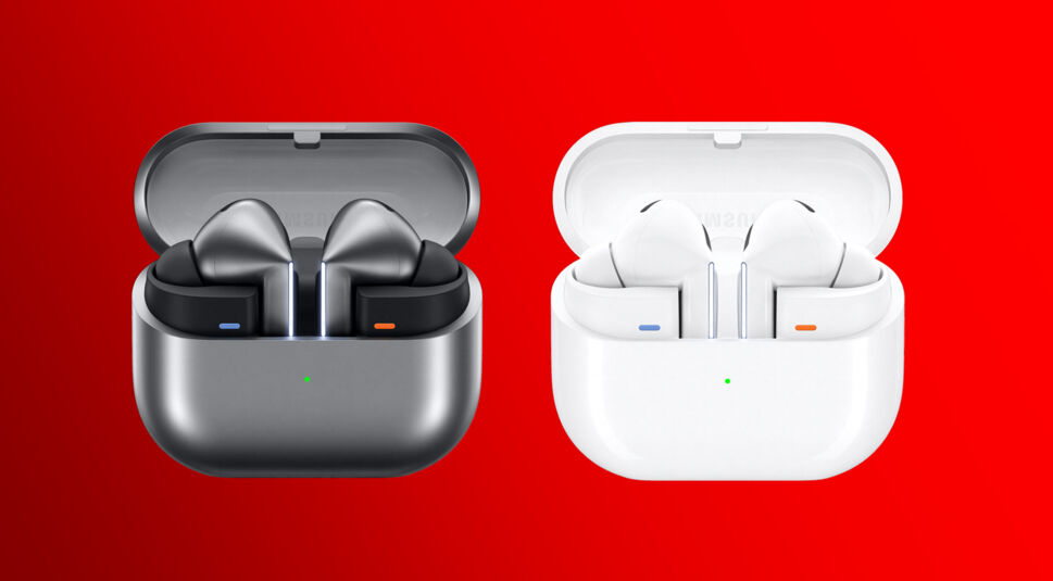 Die Buds 3 Pro in Silber und Weiß im Ladecase vor rotem Hintergrund.