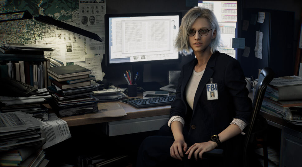 Im Screenshot aus Resident Evil Requiem sitzt die Protagonistin Grace Ashcroft an einem überfüllten FBI-Schreibtisch voller Akten, Bücher und Dokumente. Im Hintergrund leuchten Monitore mit Ermittlungsdaten, an der Wand hängen Fahndungsfotos und Stadtpläne. Grace trägt eine Brille, blondes Haar und einen FBI-Ausweis – sie wirkt konzentriert und entschlossen.